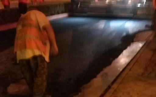 望京路面瀝青攤鋪夜間施工 (1)
