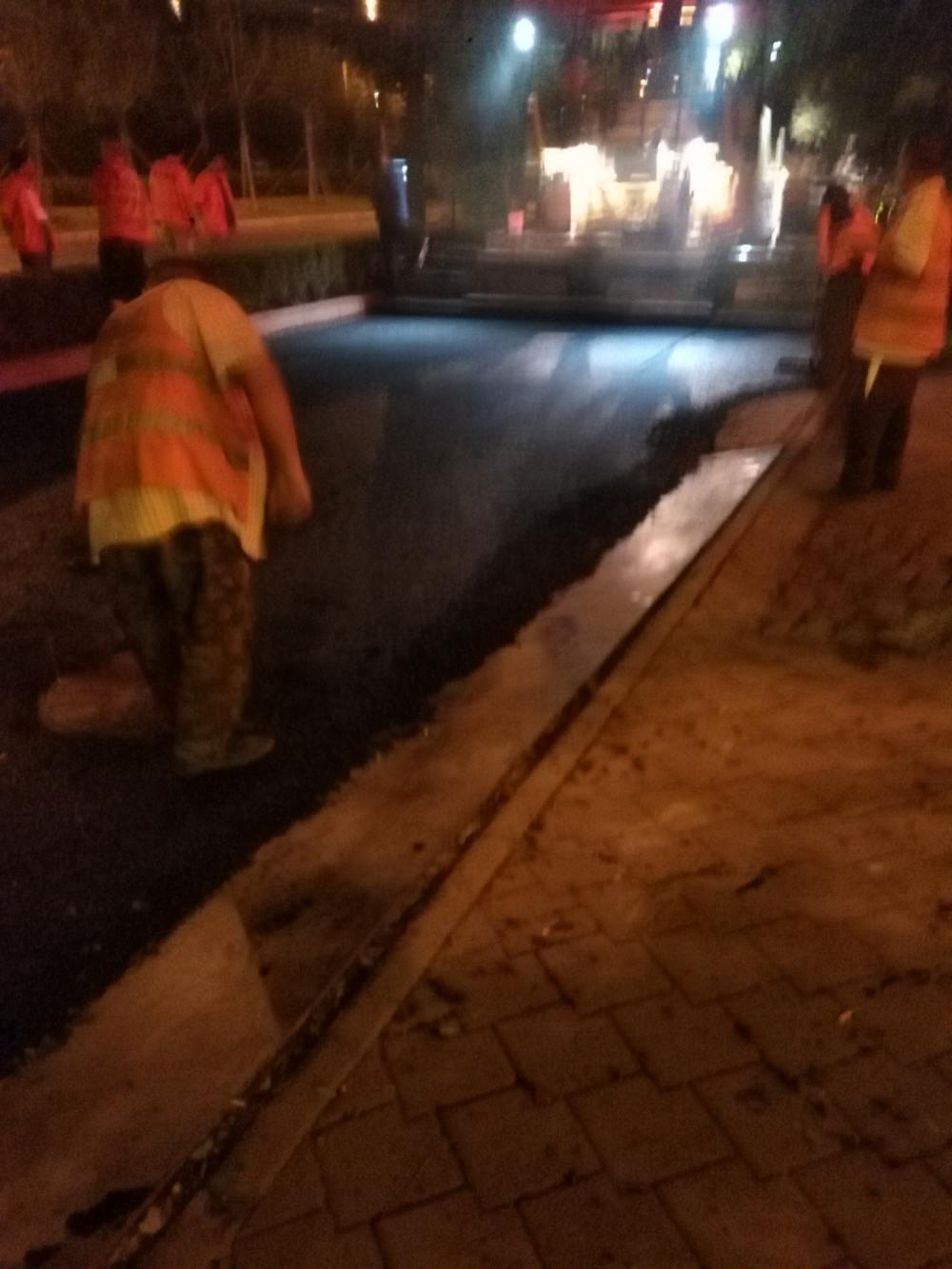 望京路面瀝青攤鋪夜間施工 (1)
