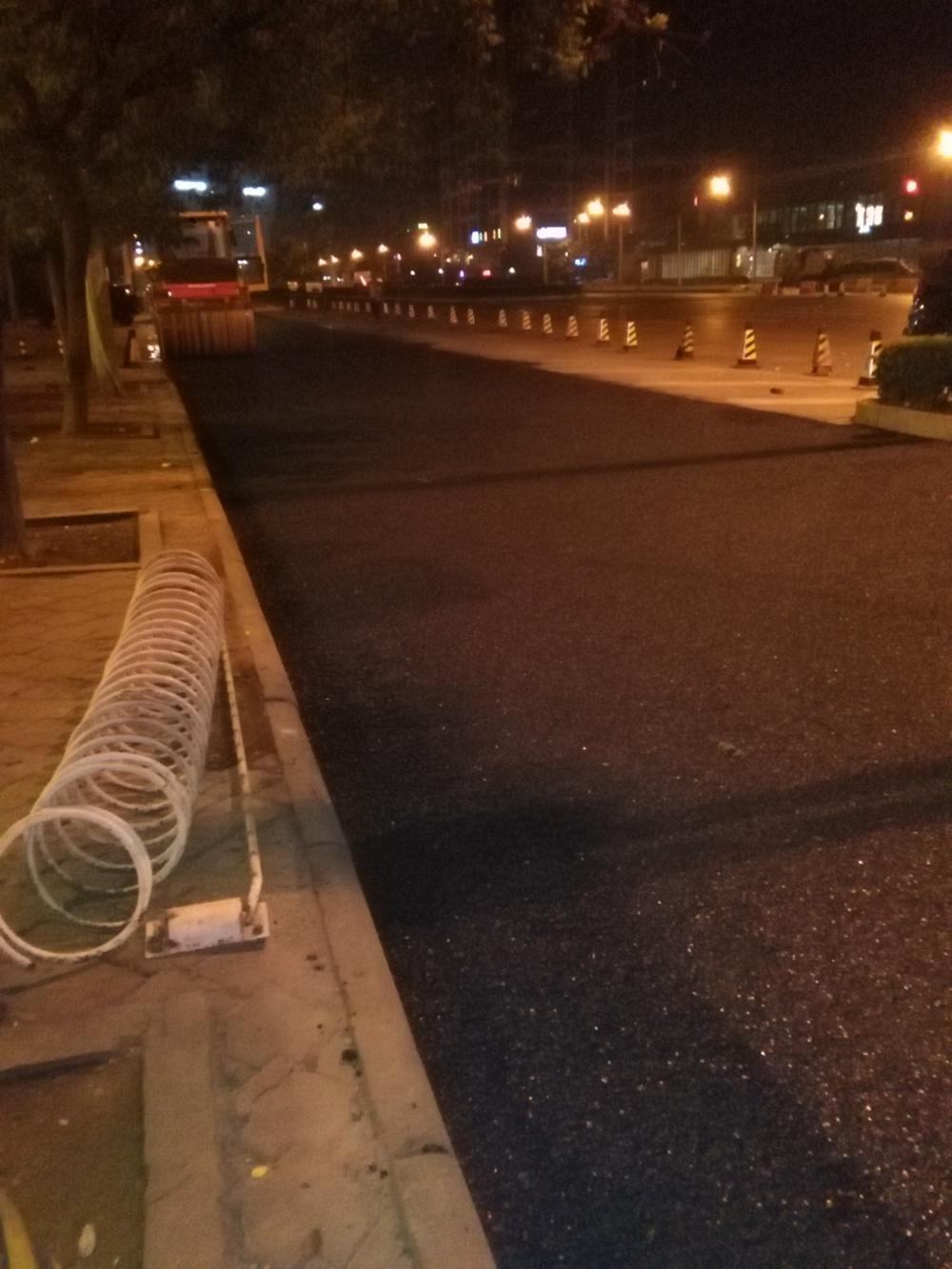 望京路面瀝青攤鋪夜間施工 (2)