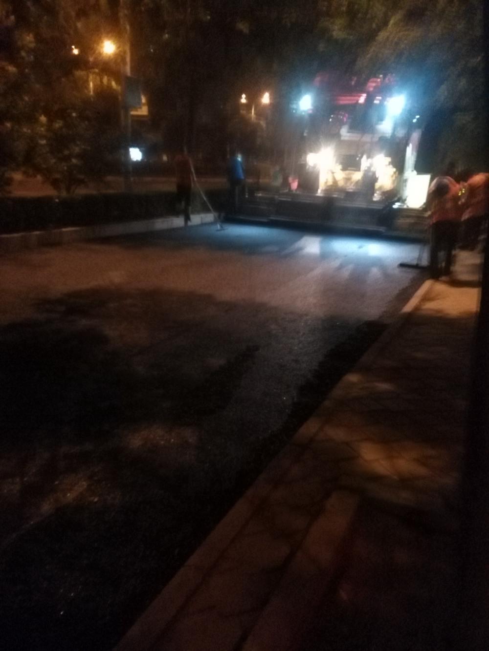 望京路面瀝青攤鋪夜間施工 (3)